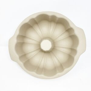 NWOT PAMPERED CHEF Stoneware Fluted Pan Bundt Family Heritage Collection #1440